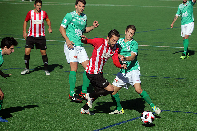 Rubén Carreras trata de alcanzar un balón (Fotos: deportesmenorca.com)