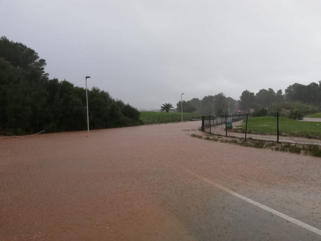 La carretera de Son Parc se ha cerrada al tráfico a primera hora de la mañana