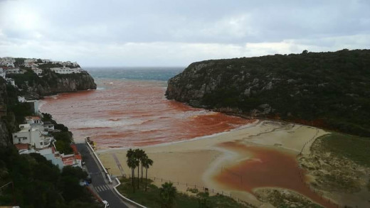 Imagen de la playa de Cala en Porter tras las lluvias.