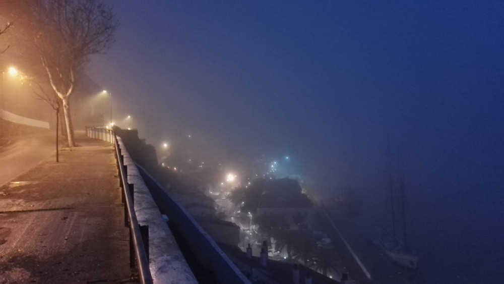 El puerto de Maó, cubierto de niebla a primera hora de la mañana (Fotos: Tolo Mercadal)