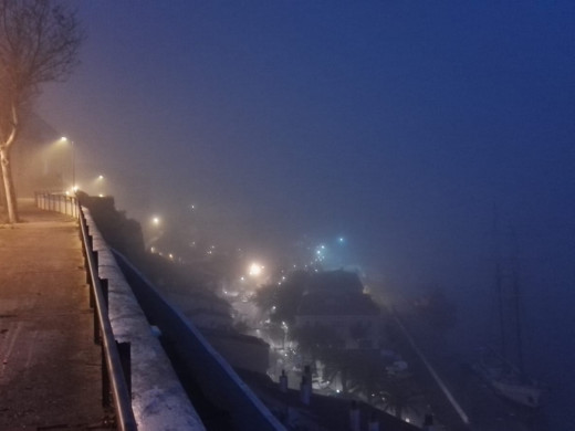 (Galería de fotos) Maó se despierta cubierta de niebla, que obliga a cerrar el puerto