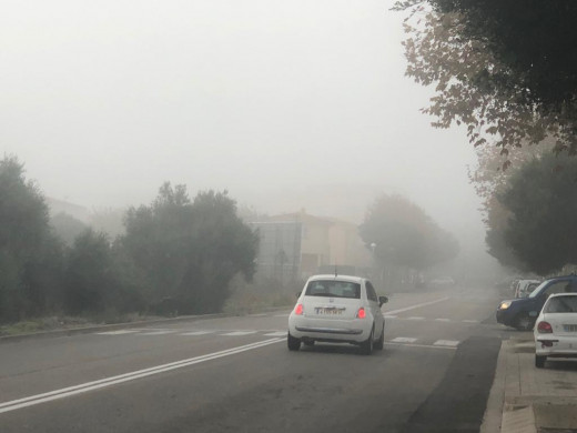 (Galería de fotos) Maó se despierta cubierta de niebla, que obliga a cerrar el puerto