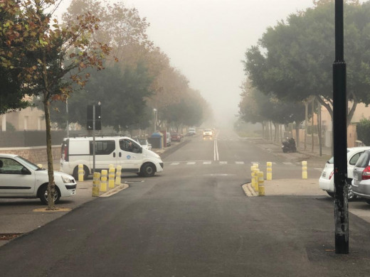 (Galería de fotos) Maó se despierta cubierta de niebla, que obliga a cerrar el puerto