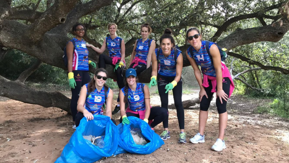 Las jugadoras, tras la jornada de limpieza (Fotos: CVC)