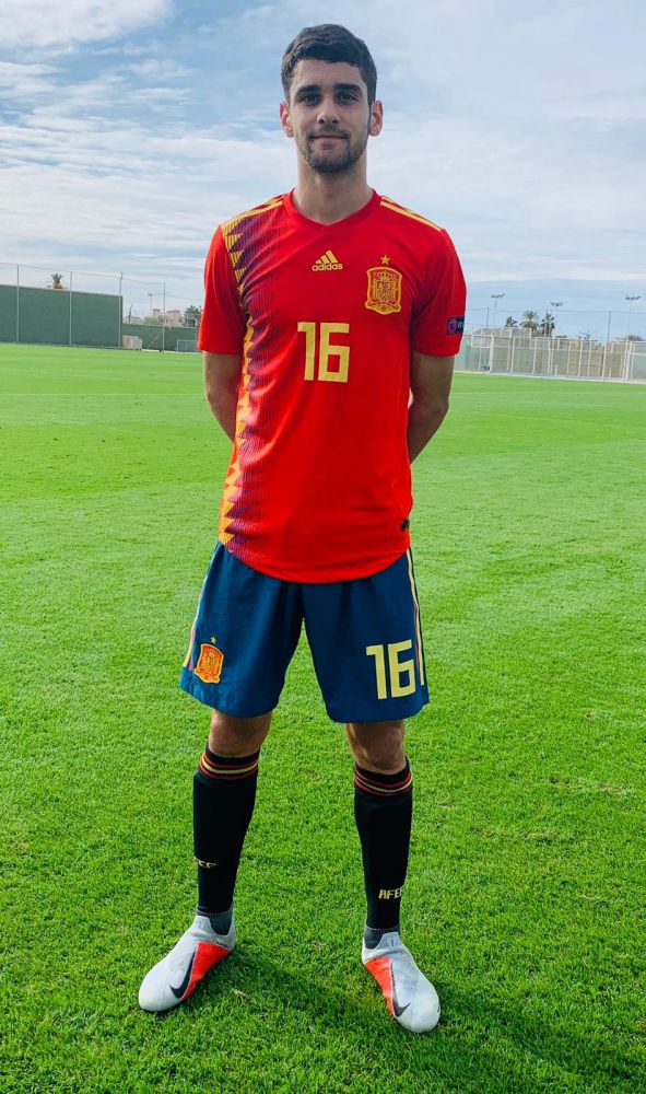 Xavi Sintes, con la camiseta de la selección sub 18.