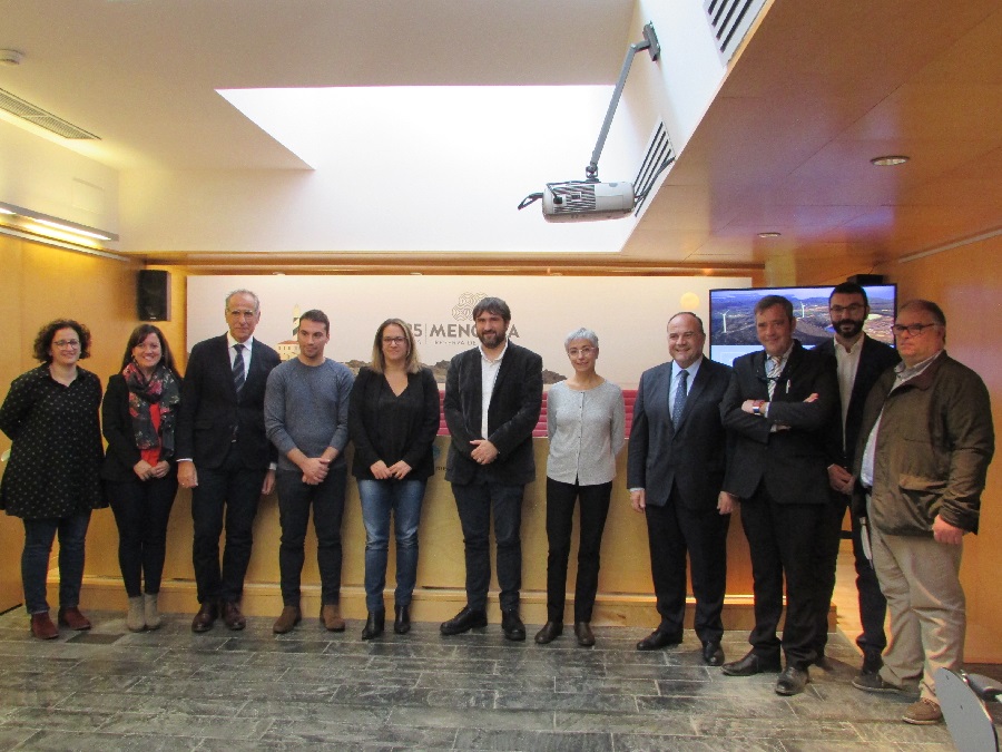 La presidenta del Consell, Susana Mora, y otros asistentes al acto de presentación