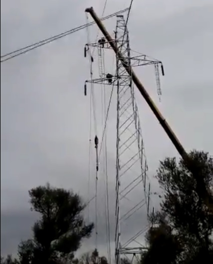 Los operarios de Red Eléctrica trabajan en la segunda línea de alta tensión