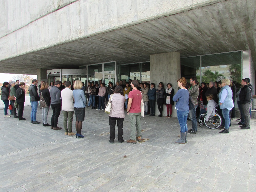 Minuto de silencio a las puertas del Consell de Menorca