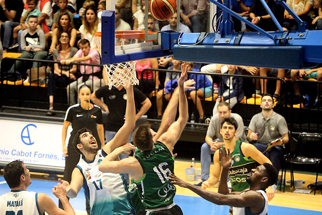 Poyatos pelea por un rebote (Foto: deportesmenorca.com)