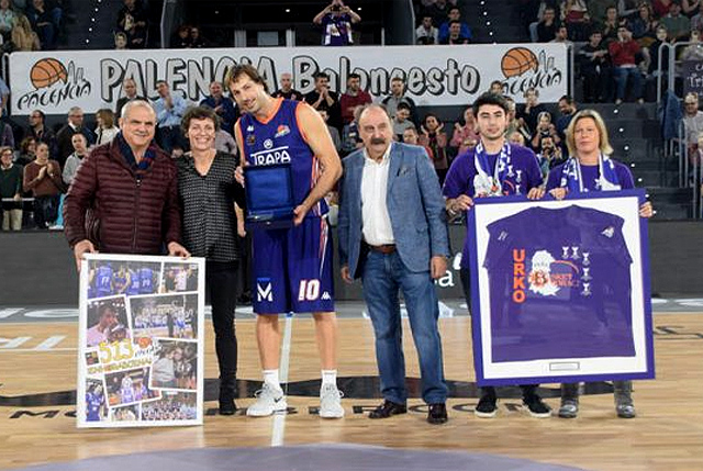 Urko Otegui, recibiendo el homenaje en Palencia (Foto: Palencia Basket)