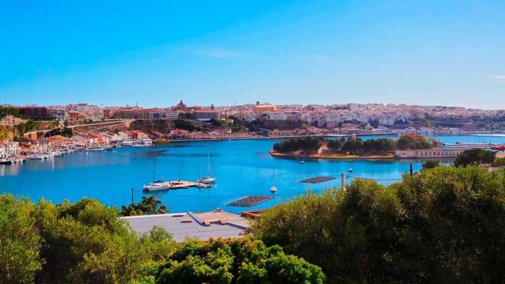 Panorámica del puerto de Maó (Foto:  Illes Balears Travel)