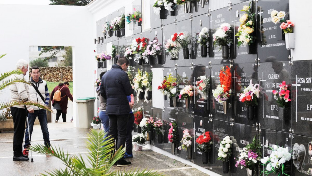 Visitas al cementerio de Maó (Fotos: Tolo Mercadal)