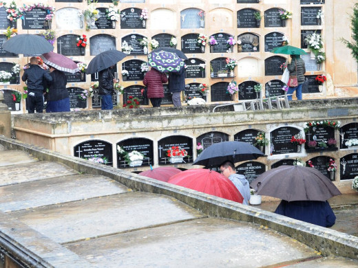 (Vídeo y galería de fotos) Menorca honra a sus muertos