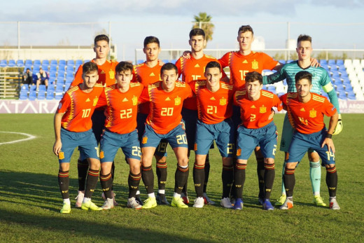 Xavi Sintes, arriba en el centro de la imagen, en la formación inicial (Foto: Selección Española)