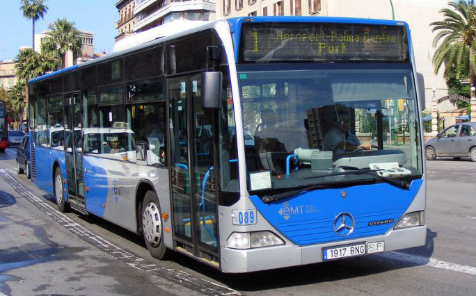 Autobús de la línea 1 que une la ciudad y el aeropuerto (Foto: EMT)