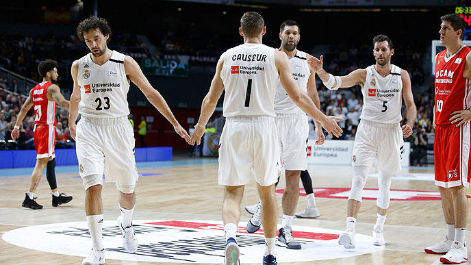 Llull saluda a los compañeros durante el partido (Foto: ACB Photo)