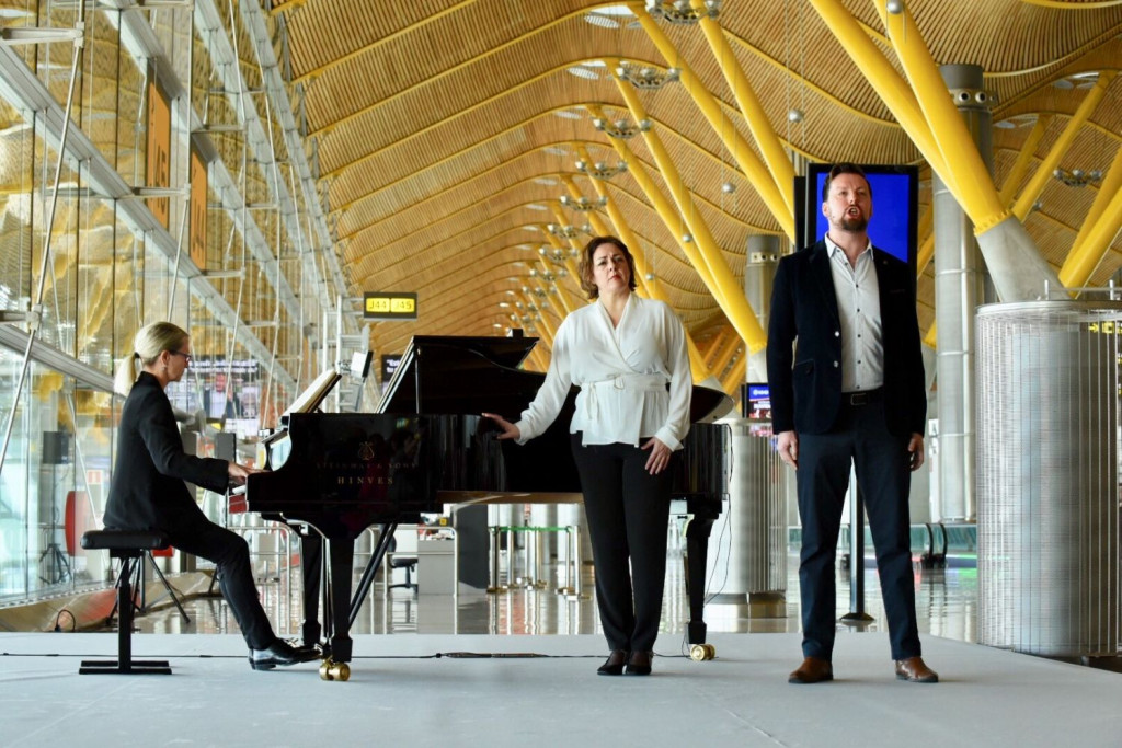 Los pasajeros del Aeropuerto Adolfo Suárez Madrid-Barajas han podido disfrutar hoy de la representación en directo de cuatro arias de la ópera Turandot.