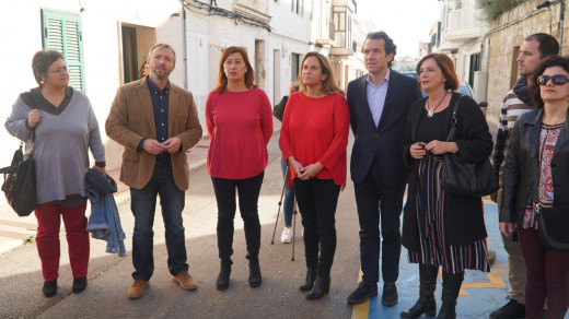 Las presidentas del Govern, Francina Armengol, y del Consell, Susana Mora, han visitado la localidad de Es Castell