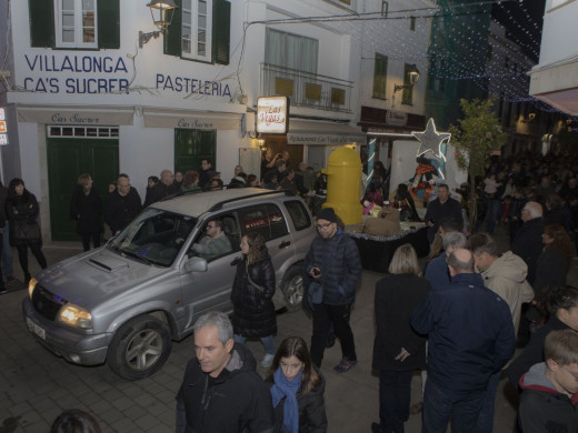 (Fotos) El Paje Real recoge las cartas de niños y niñas de Es Mercadal