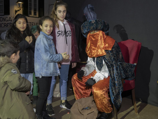 (Fotos) El Paje Real recoge las cartas de niños y niñas de Es Mercadal