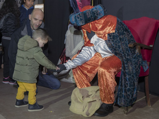 (Fotos) El Paje Real recoge las cartas de niños y niñas de Es Mercadal