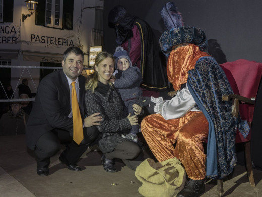 (Fotos) El Paje Real recoge las cartas de niños y niñas de Es Mercadal