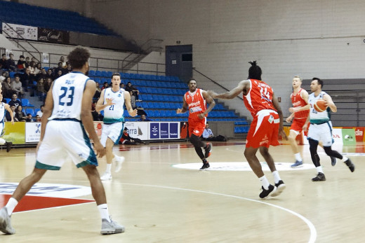 Adrián Méndez sube el balón durante el partido (Foto: Hestia Menorca)