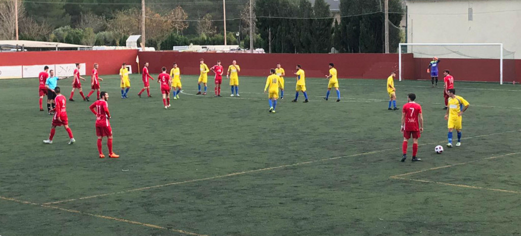 Golpe franco favorable al Esporles (Foto: @CE_Esporles)