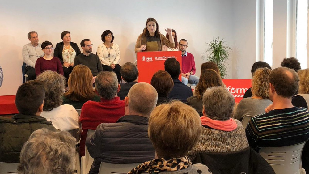 Momento de la alocución de Lastra (Fotos: PSOE y Carlos Hurtado)