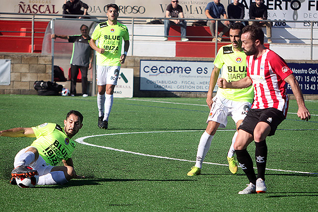 Rubén trata de alcanzar un balón (Fotos: deportesmenorca.com)