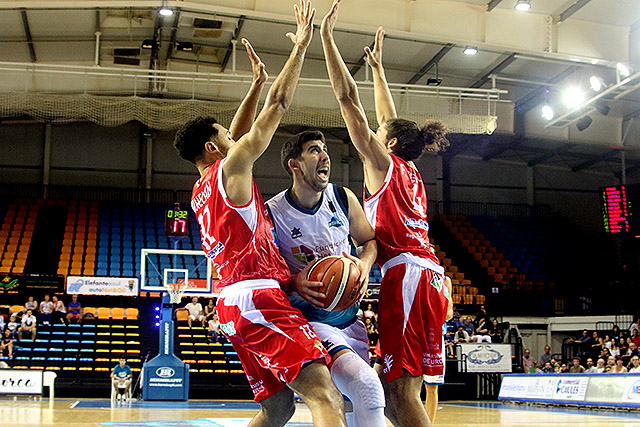 Poyatos trata de anotar (Foto: deportesmenorca.com)