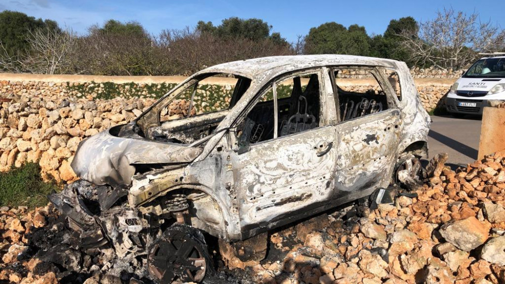 Imagen del coche calcinado (Fotos: Tolo Mercadal)