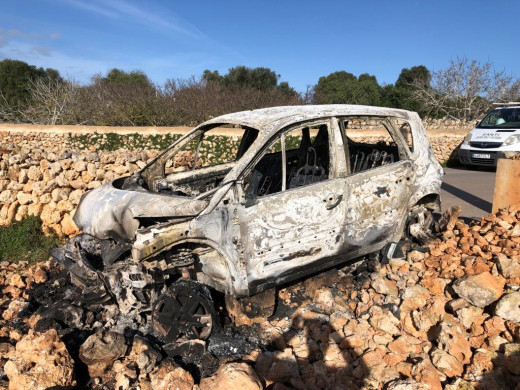 (Fotos) Aparece empotrado y calcinado un vehículo en la carretera de Binibeca