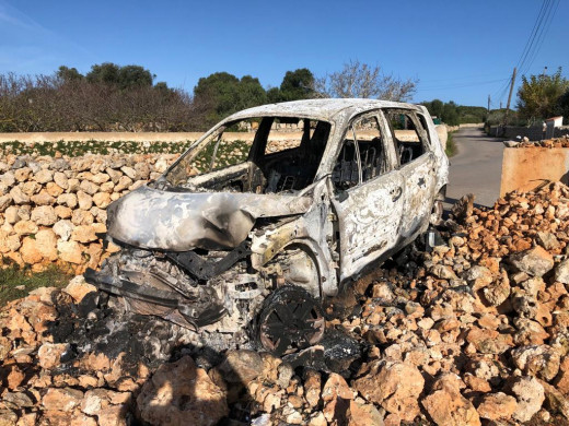 (Fotos) Aparece empotrado y calcinado un vehículo en la carretera de Binibeca