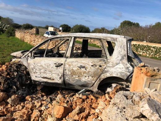 (Fotos) Aparece empotrado y calcinado un vehículo en la carretera de Binibeca