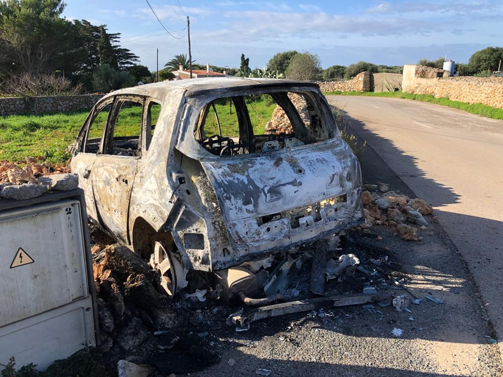 Imagen del vehículo quemado (Foto: Tolo Mercadal)