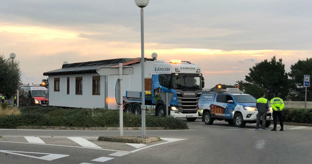 Imagen del traslado de la casa (Fotos y vídeos: Tolo Mercadal)