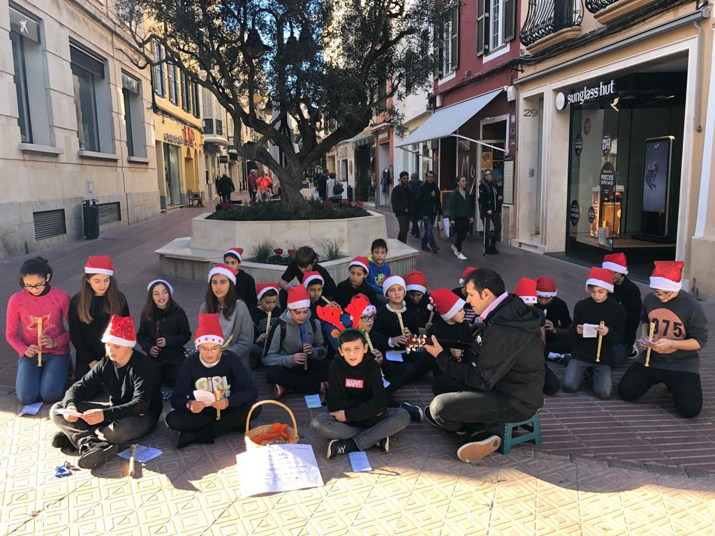 Escolares en el centro de Maó ponen musica a estas fiestas navideñas