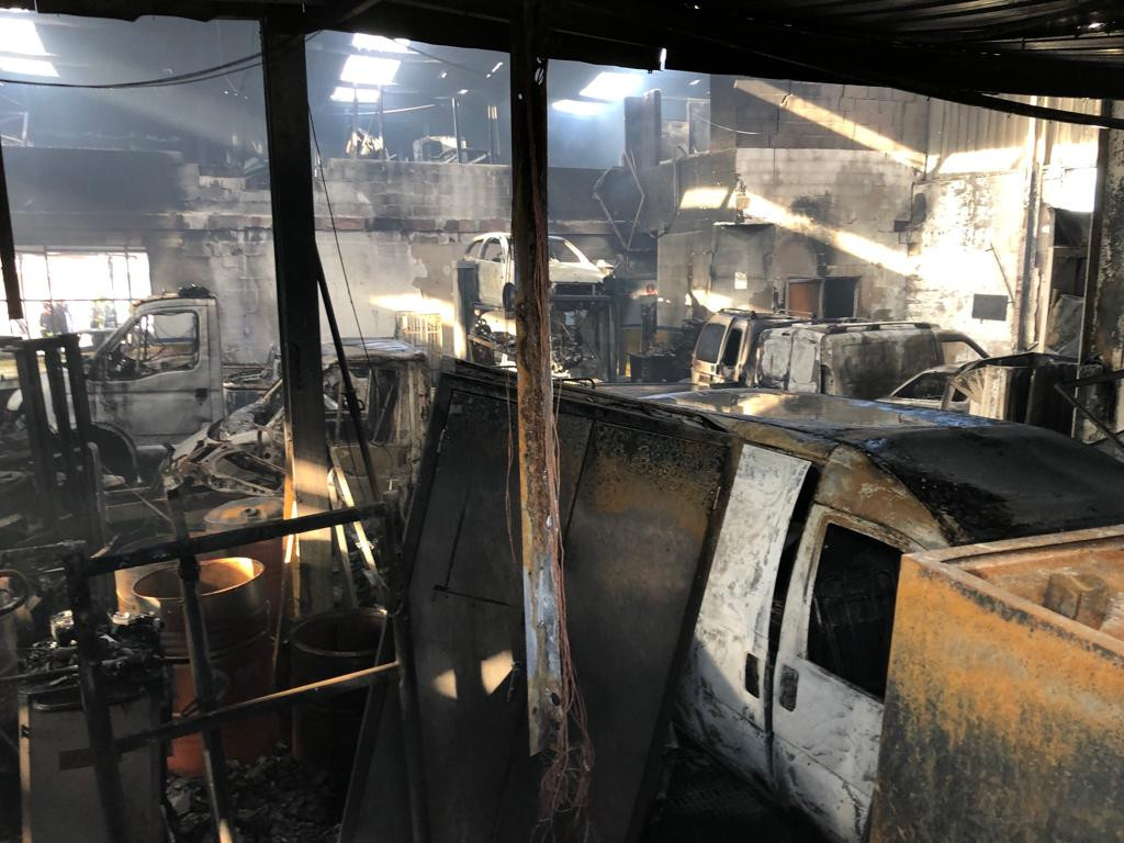 Imagen de la nave incendiada (Foto: Tolo Mercadal)