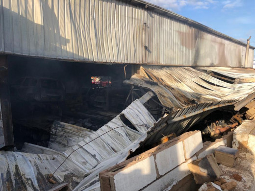 (Vídeo y fotos) Un incendio calcina un taller de coches en el polígono de Maó