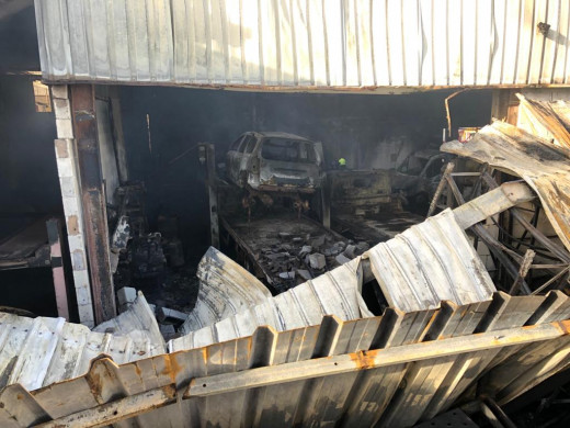 (Vídeo y fotos) Un incendio calcina un taller de coches en el polígono de Maó