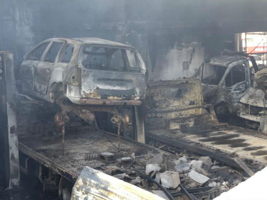 (Vídeo y fotos) Un incendio calcina un taller de coches en el polígono de Maó