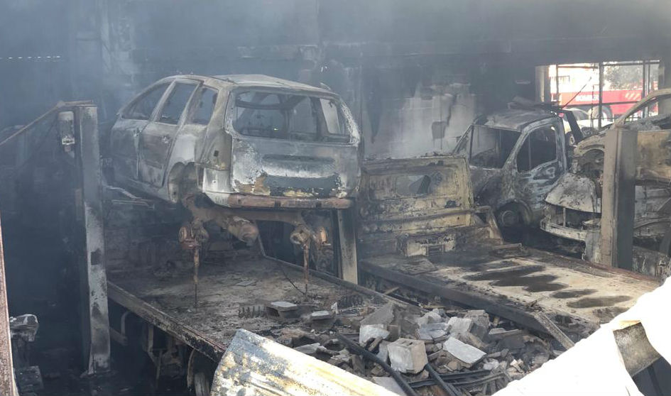 Coches calcinados tras el incendio (Fotos: Tolo Mercadal)