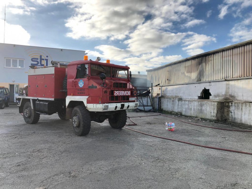 (Vídeo y fotos) Un incendio calcina un taller de coches en el polígono de Maó