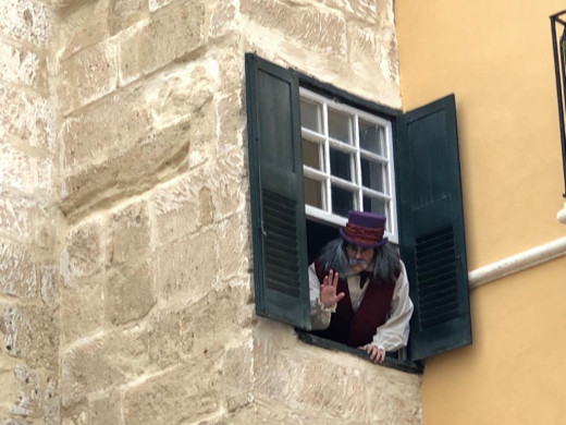 Se asomará a la ventana de su casa en el puente de San Roc para atender a los niños