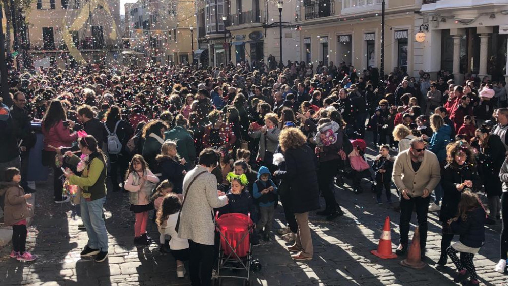 La campanadas infantiles han llenado de gente la plaza del Ayuntamiento de Maó (Fotos: Tolo Mercadal)