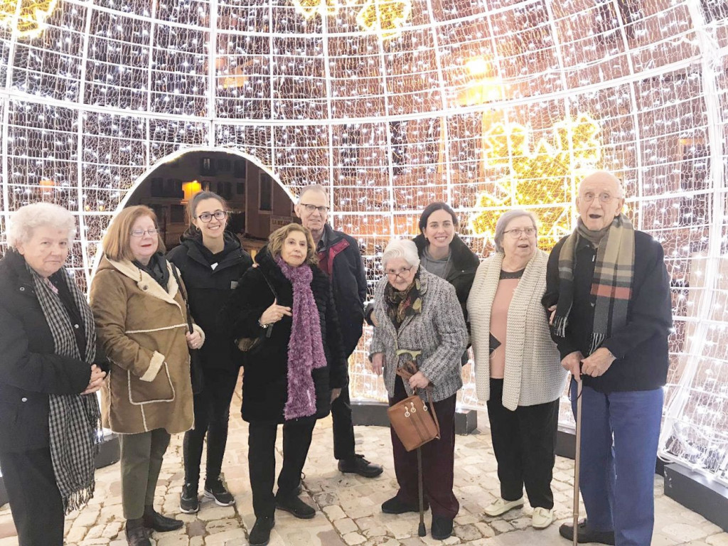 Las personas mayores disfrutaron viendo los adornos navideños de Maó