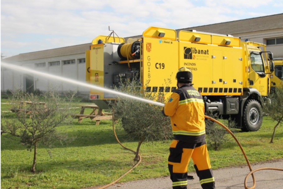 Camión que el Ibanat utiliza para luchar contra los incendios forestales (Archivo)