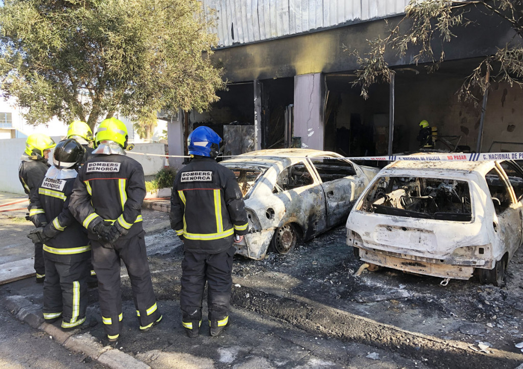 Estado en ell que quedaron los vehículos que se encontraban en el recinto incendiado (Foto: Tolo Mercadal)