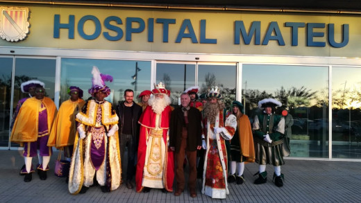 Los Reyes Magos, a las puertas del hospital (Foto: Àrea de Salut de Menorca)